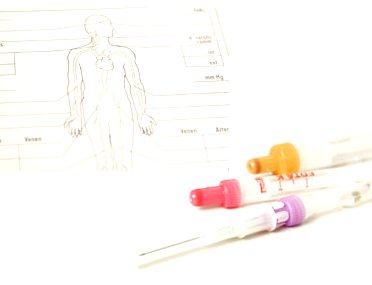 Diagnosezettel und Spritzen zur Blutentnahme
